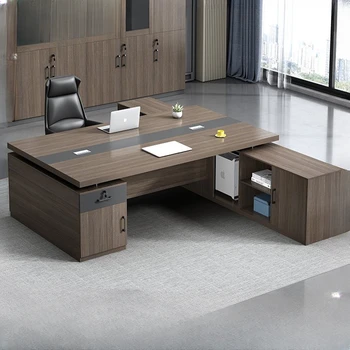 Birou si scaun la conducerea biroului sunt simple și moderne, și la birou pentru două persoane este opusă seful